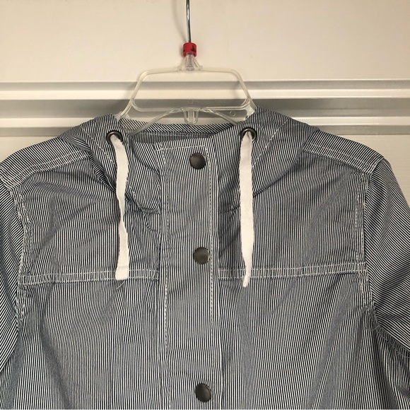 So striped jacket. - Picture 3 of 9